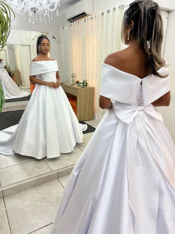 Vestido princesa em alfaiataria com gola estilo Dior, ombro a ombro - 